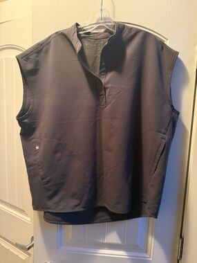 Women’s XL Figs Rafaela Oversized Sleeveless Scrub Top in Charcoal Gray